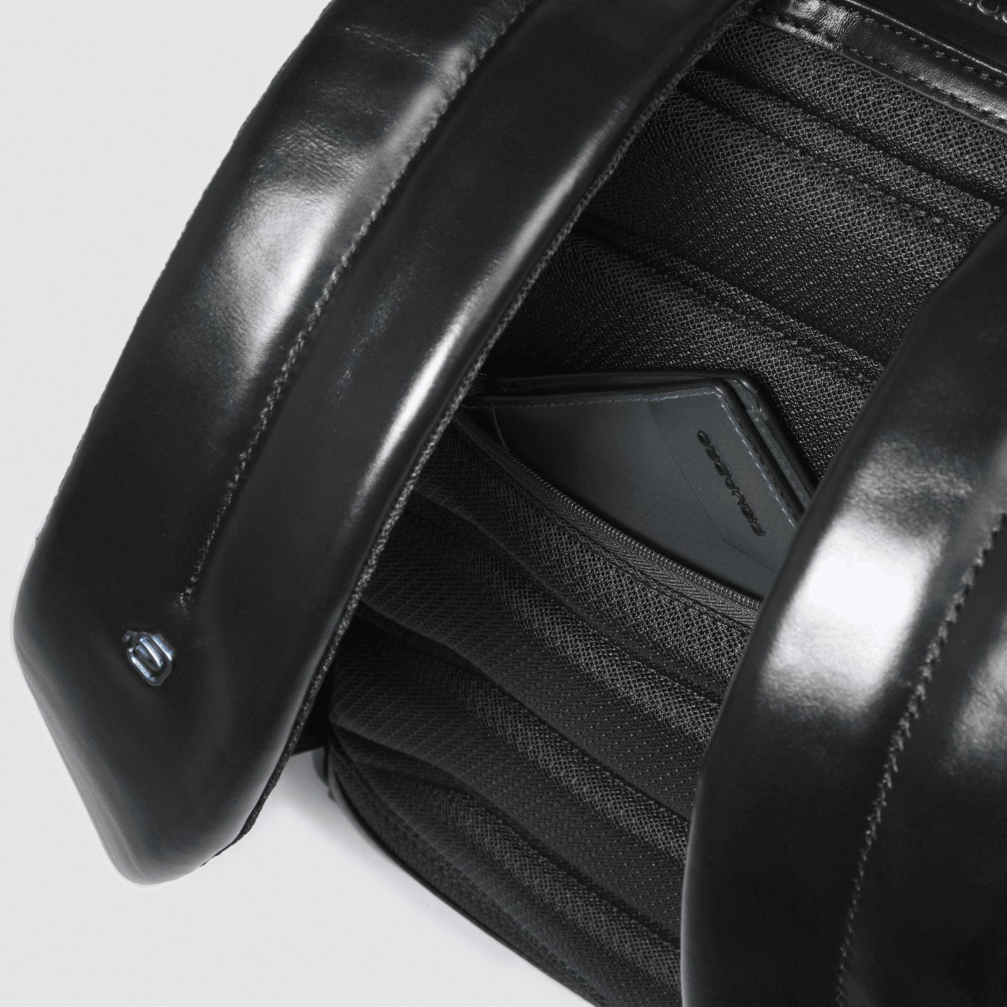 PIQUADRO Zaino piccolo porta pc e iPad® in pelle Nero 