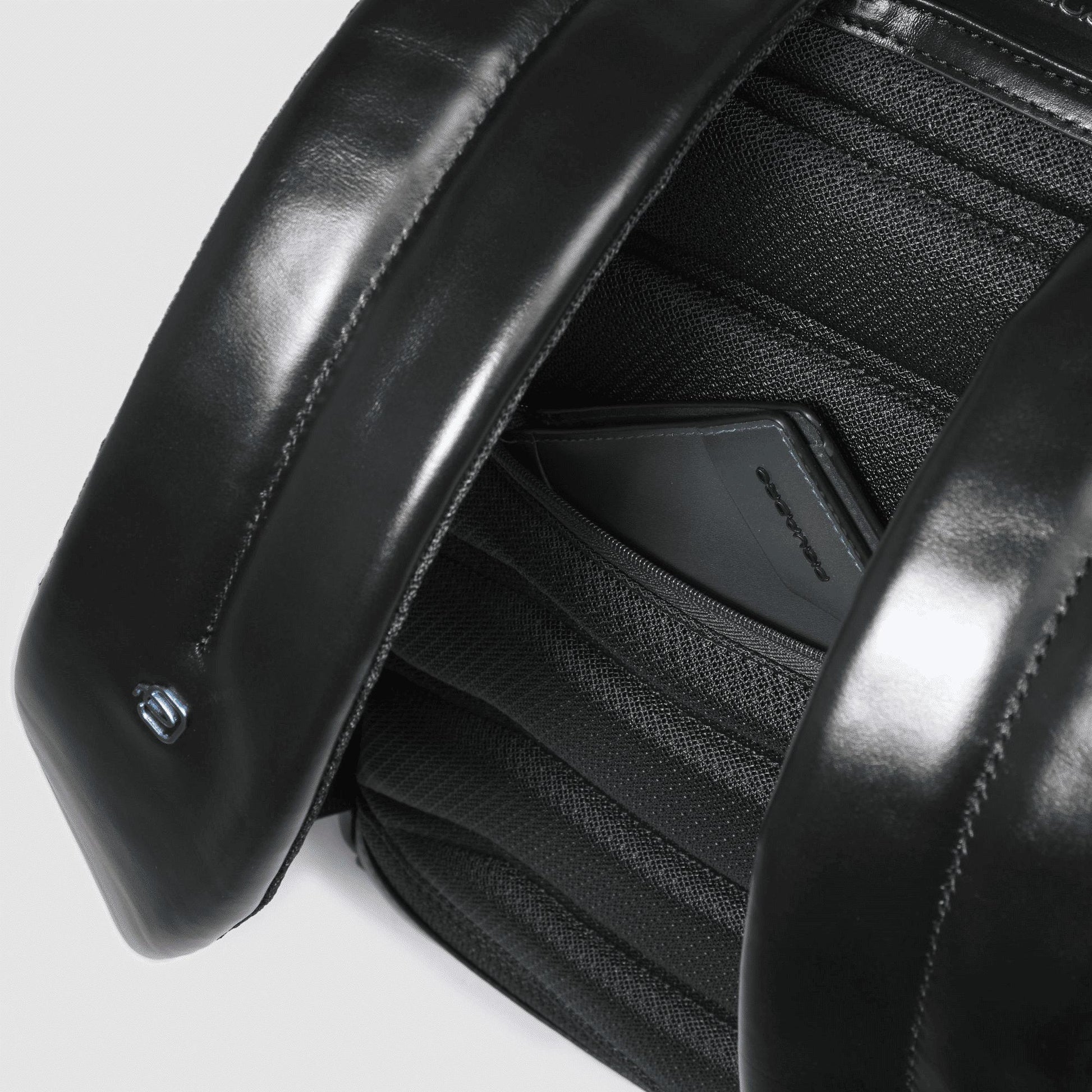 PIQUADRO Zaino piccolo porta pc e iPad® in pelle Nero 