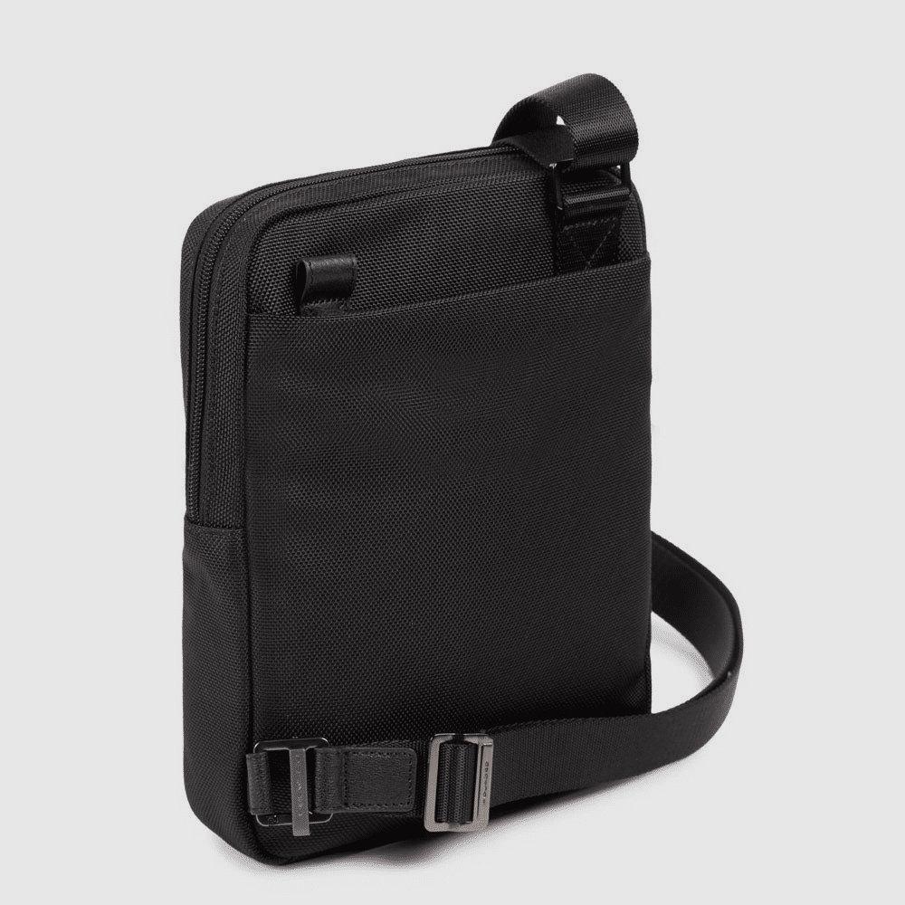 PIQUADRO Borsello porta iPad® in tessuto riciclato e pelle Nero 