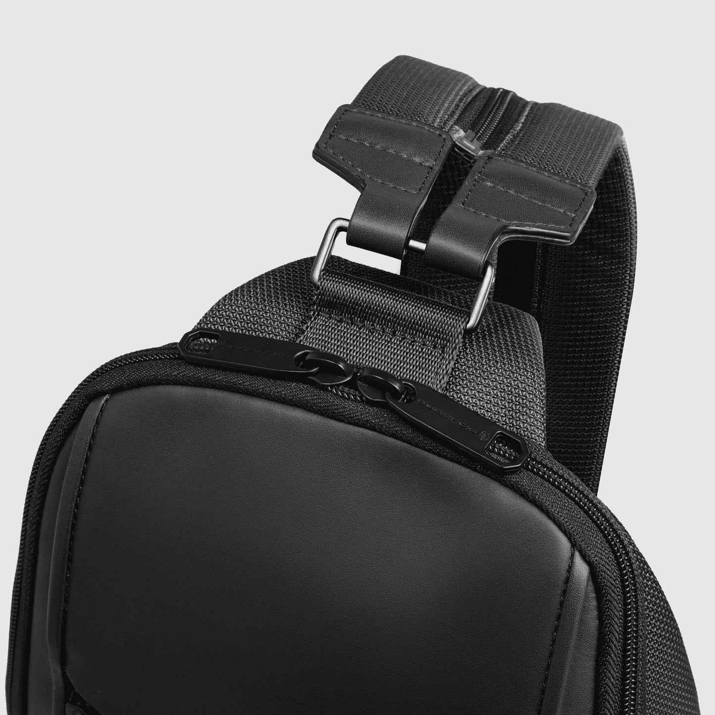 PIQUADRO Monospalla in pelle e tessuto<BR/> Nero 