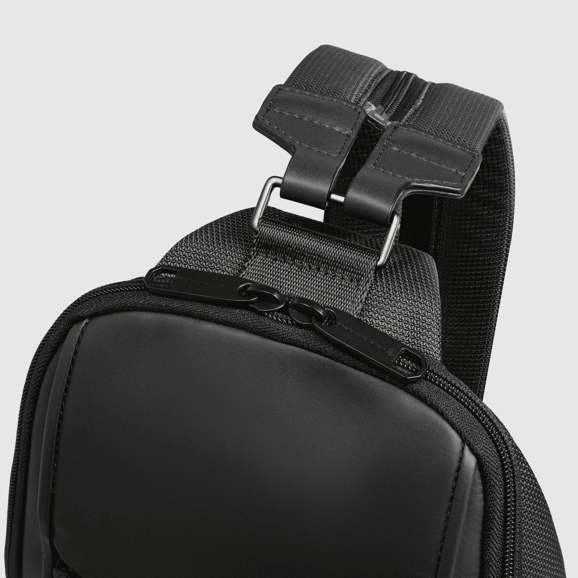 PIQUADRO Monospalla in pelle e tessuto<BR/> Nero 
