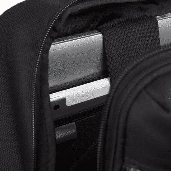 PIQUADRO Zaino porta PC e porta iPad® in tessuto riciclato Nero 