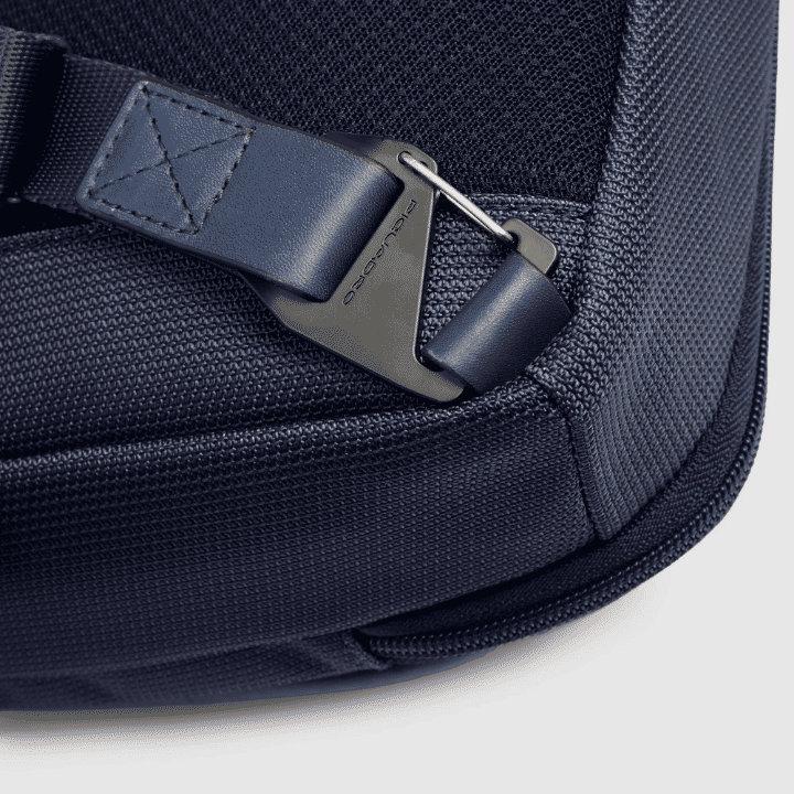 PIQUADRO Monospalla in pelle e tessuto Blu 